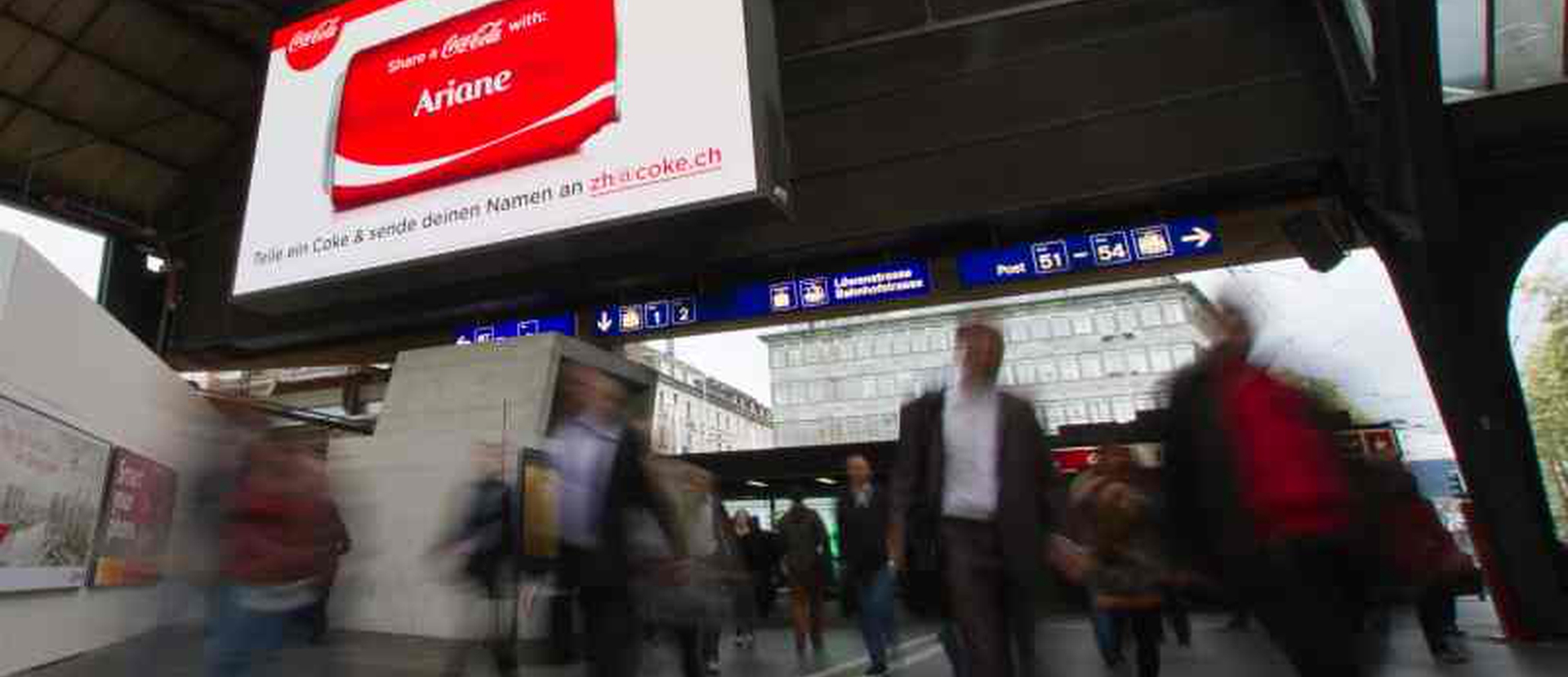 Interaktive eBoards als Teil der «Share a Coca-Cola»−Kampagne